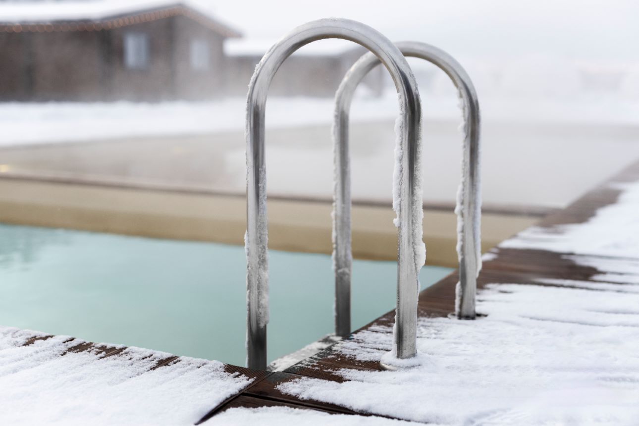 risparmiare sui costi piscina in inverno